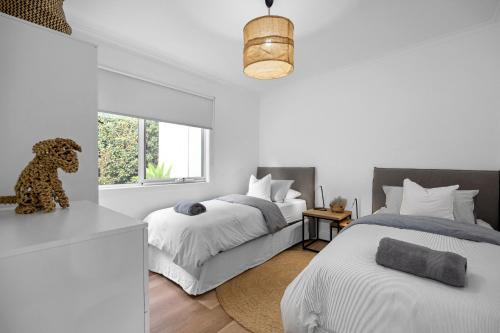 ein Schlafzimmer mit 2 Betten und einer Hundestatue darin in der Unterkunft Capella Villa No. 2 - luxury with outdoor kitchen in Blairgowrie