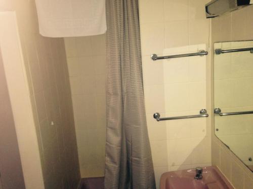 ห้องน้ำของ Peek-a-Booze - Budget Hotel - Adults Only