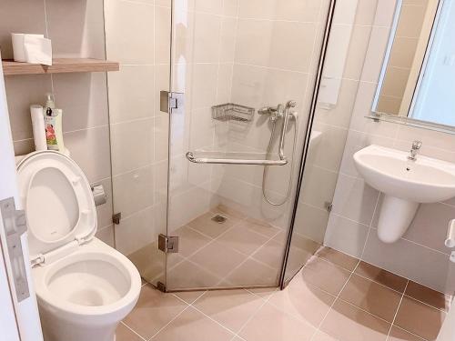 uma casa de banho com um chuveiro, um WC e um lavatório. em Cozy apartment 2BR - Masteri Thao Dien , D2 em Ho Chi Minh