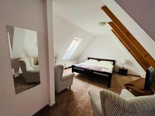 Una cama o camas en una habitación de Maria Penzion & Restaurant