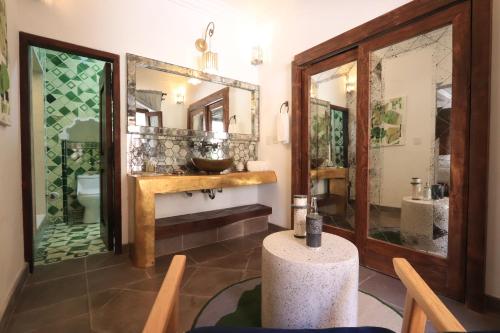 y baño con lavabo y espejo. en Concepción Hotel Boutique - Adults Only en San Miguel de Allende