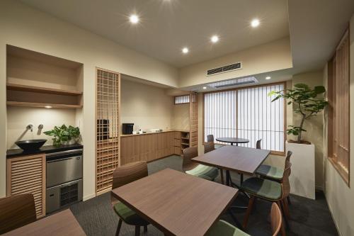 福岡市にあるTHE HOTELS HAKATA Harushige SHINKANのキッチン(テーブル、椅子付)、ダイニングルーム
