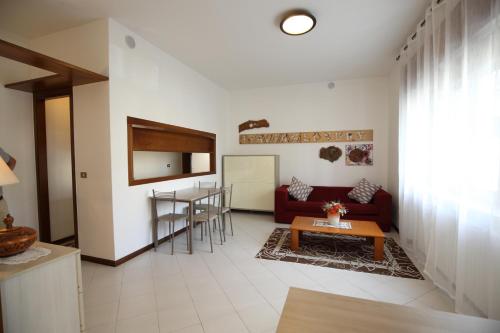 uma sala de estar com um sofá vermelho e uma mesa em Appartamento CECCATO em Montecchio Maggiore