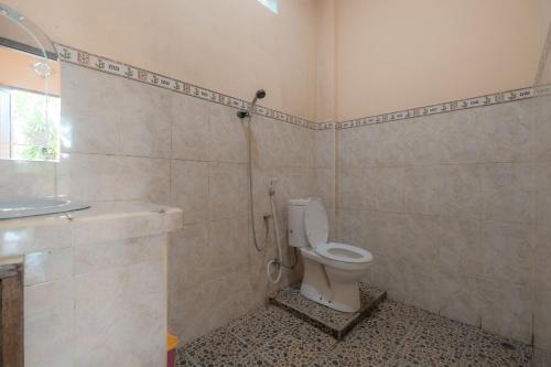 a bathroom with a toilet and a sink at Pelangi Homestay Bedugul RedPartner in Bedugul