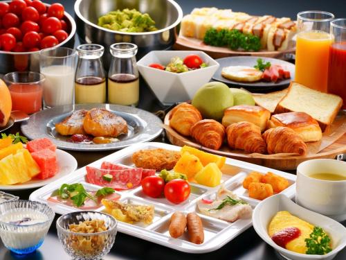 阿蘇的住宿－格蘭德里奧麻生度假酒店，一张桌子,上面有多种不同的早餐食品