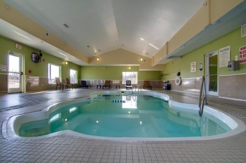 una piscina nel centro di una camera d'albergo di Holiday Inn Express Hotel & Suites Kansas City Sports Complex, an IHG Hotel a Kansas City