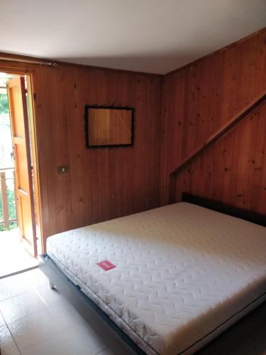 A bed or beds in a room at Appartamento nel verde adatto alle famiglie con CIN e RegLaz