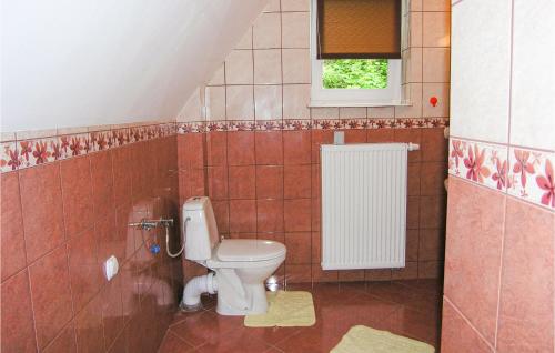 baño con aseo y ventana en Beautiful Home In Gietrzwald With House Sea View, en Olsztyn - Siła