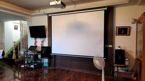 尖山沐氧 Jianshan Bathe Oxygen في كنتيج: شاشة عرض كبيرة في غرفة المعيشة مع مروحة