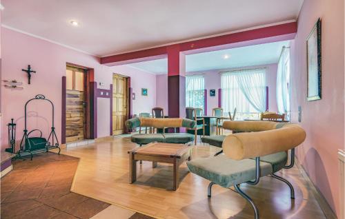 Posedenie v ubytovaní 8 Bedroom Beautiful Home In Miastko