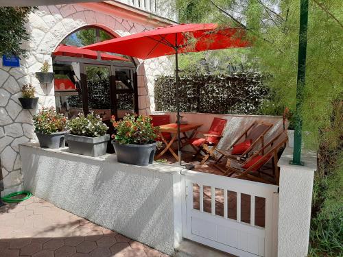 Κήπος έξω από το Apartman M Orebic