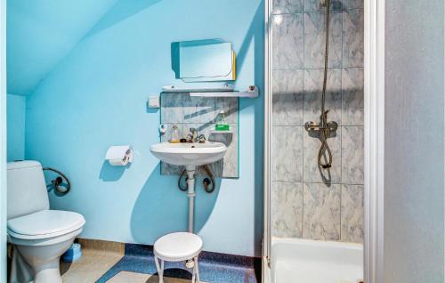 La salle de bains est pourvue de toilettes, d'un lavabo et d'une télévision. dans l'établissement 8 Bedroom Beautiful Home In Miastko, à Starzno