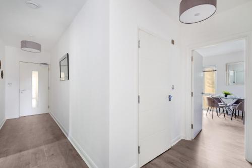 Gallery image of Town Center 2 bed Serviced Apartment 08 with parking, Surbiton By 360Stays in Surbiton