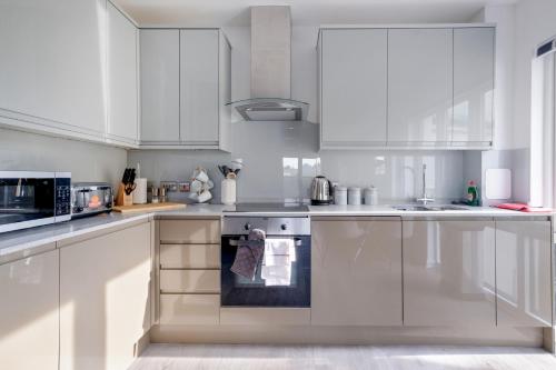 Gallery image of Town Center 2 bed Serviced Apartment 08 with parking, Surbiton By 360Stays in Surbiton
