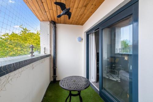 Gallery image of Town Center 2 bed Serviced Apartment 08 with parking, Surbiton By 360Stays in Surbiton