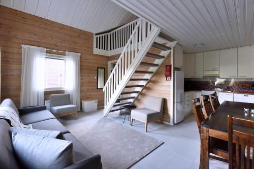 ein Wohnzimmer mit einer Treppe in einem Haus in der Unterkunft Levin Alppitalot Alpine Chalets in Levi