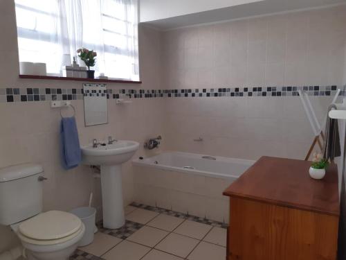 ein Badezimmer mit Toilette, Waschbecken und Badewanne in der Unterkunft Seabrook 306 in Margate