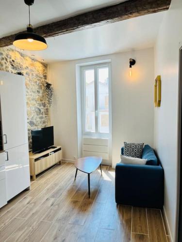 a living room with a couch and a table at Superbe appartement au coeur du Mourillon refais à neuf proche des plage in Toulon