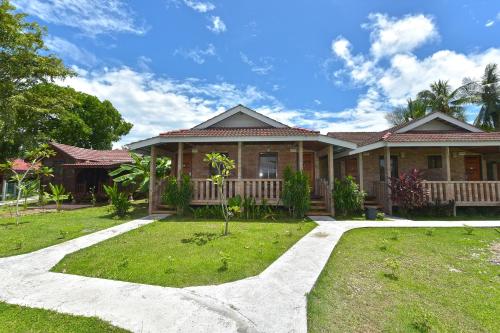 een huis met een pad ervoor bij Collection O 90622 Sehijau Cenang in Pantai Cenang
