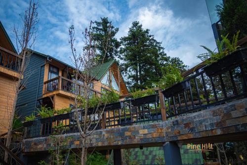 dom z balkonem na szczycie mostu w obiekcie Sapa Pine Hill Eco Lodge w mieście Sa Pa