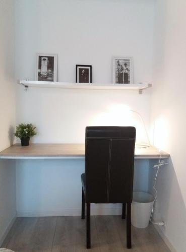 - un bureau avec une chaise noire dans l'établissement 3 chambres kitchenette parking option piscine, à Gardanne