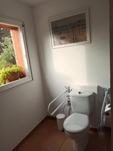 baño con aseo y ventana en Grand&Mirells, en Santa Cristina d'Aro