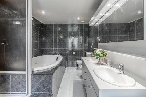 Ванна кімната в Bon-Port Luxury apartment - Lakefront