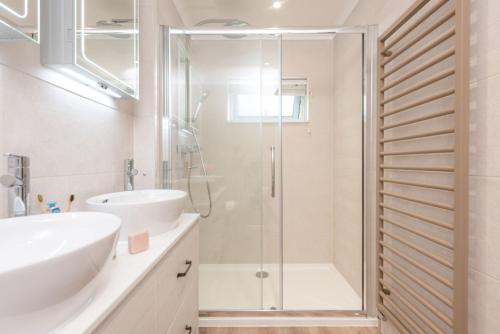 Koupelna v ubytování Saffron Lodge, 24 Roadford Lake Lodges