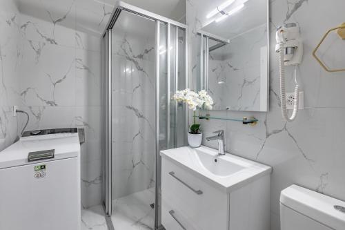 Garden of Eden 1-bedroom apartment – Lakefront photo 3