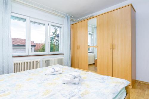 een slaapkamer met een bed met twee witte handdoeken erop bij Apartment Buzet 17562a in Buzet