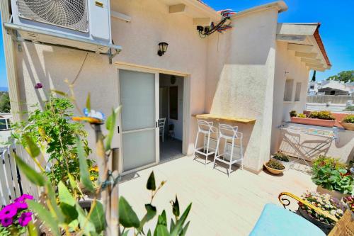 a balcony of a house with a patio at רז אירוח ברמה in Qasrîne