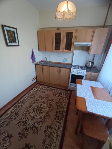 Kitchen o kitchenette sa Квартира на Абая