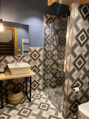 a bathroom with a sink and a shower at Casa Bulbón in Bulbuente
