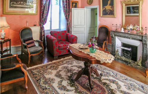 un salon avec une table et des chaises et une cheminée dans l'établissement Logis De Chenevière, à Juignac