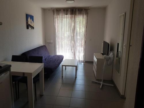 Posedenie v ubytovaní appartement avec terrasse , jardinet et piscine