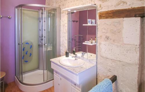 La salle de bains est pourvue d'une douche, d'un lavabo et de toilettes. dans l'établissement Logis De Chenevire, à Juignac