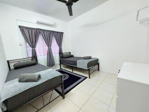 Ένα ή περισσότερα κρεβάτια σε δωμάτιο στο Homestay Impian