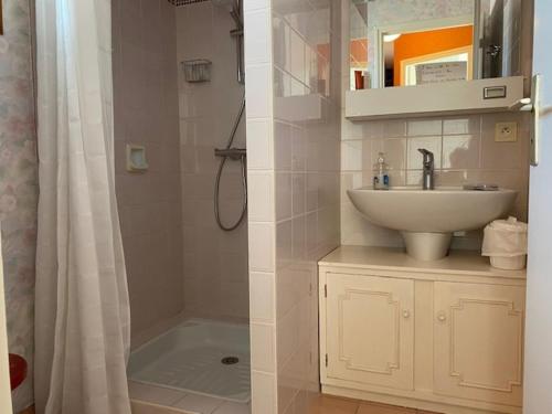 ein Bad mit einem Waschbecken und einer Dusche in der Unterkunft Maison Les Sables-d'Olonne, 6 pièces, 8 personnes - FR-1-422-39 in Les Sables-dʼOlonne