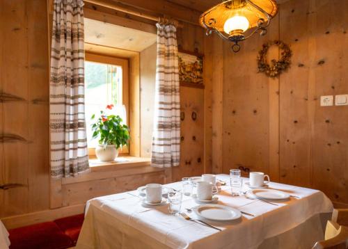 a dining room with a table and a window at Chalet Funtanacia in La Villa