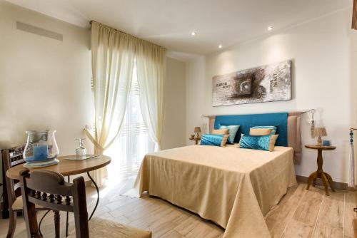 1 dormitorio con cama, mesa y ventana en Ca di Anna en Gradara