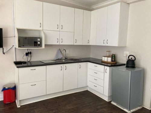 Η κουζίνα ή μικρή κουζίνα στο Home From Home, Waverley B&B, Johannesburg