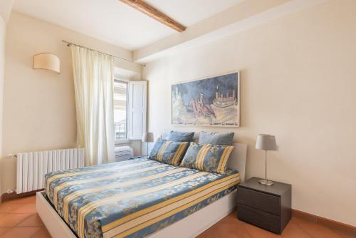 ein Schlafzimmer mit einem Bett und einem Wandgemälde in der Unterkunft Design Apartments Florence Combo in Florenz