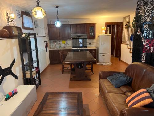 a living room with a couch and a kitchen at Taverna indipendente zona Ospedale Pescara in Pescara