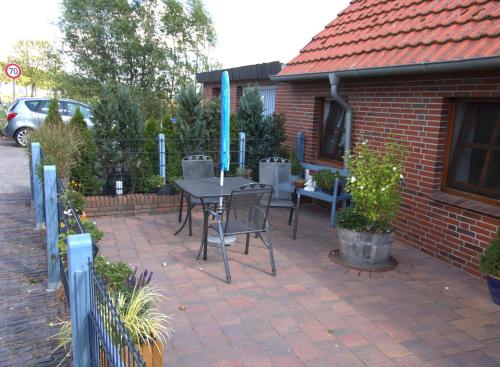 a patio with a table and chairs on a brick yard at "Alte Schmiede" in Nordenham