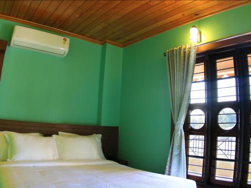 Ein Bett oder Betten in einem Zimmer der Unterkunft The Reserve Gorumara
