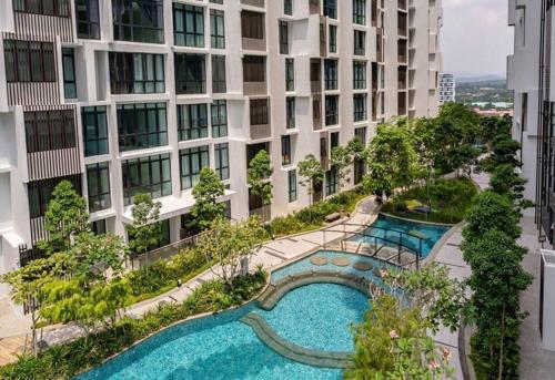 einem Luftblick auf ein Gebäude mit einem Pool in der Unterkunft H2O Retreat Studio Home 5min to LRT by Premium Stay in Petaling Jaya