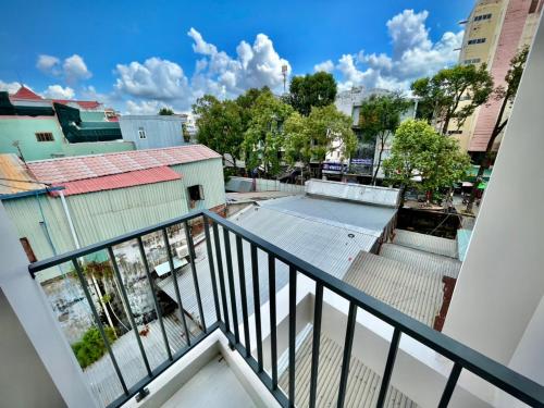 einen Balkon mit Blick auf einen Tennisplatz in der Unterkunft MIDMOST HOUSE in Cần Thơ