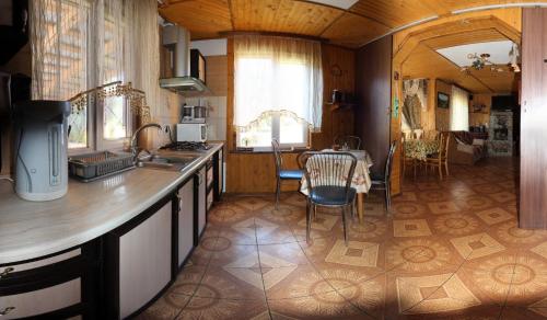 Η κουζίνα ή μικρή κουζίνα στο Kovcheg Holiday Home