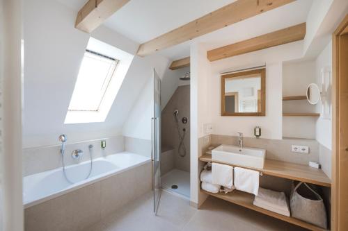 W łazience znajduje się wanna, umywalka i prysznic. w obiekcie Hotel Monte Sella w mieście San Vigilio di Marebbe
