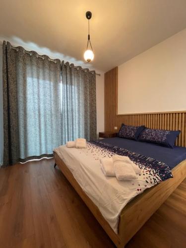 Una cama o camas en una habitación de New Ring Apartament Tirana
